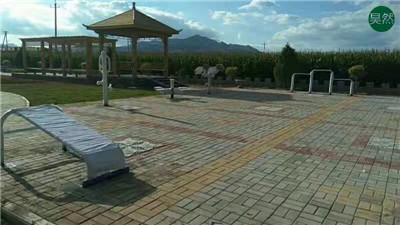 山西介休安裝公園里的戶(hù)外健身路徑器材現(xiàn)場(chǎng)